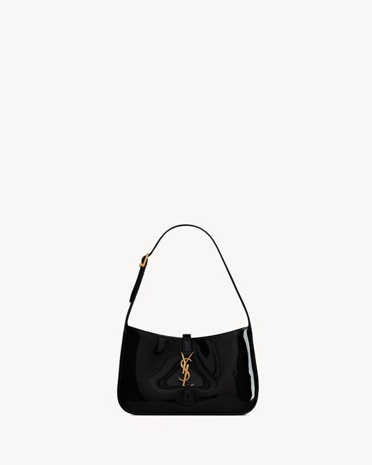 Le 5 À 7 aus Lackleder in Schwarz