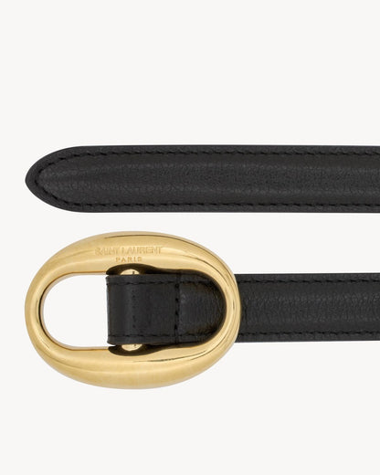 Narrow belt with oval buckle made of smooth leather in black