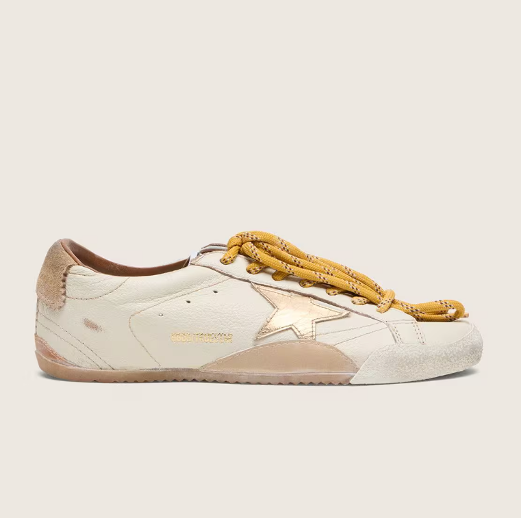 True in white nappa leather with a gold-colored star and beige suede heel