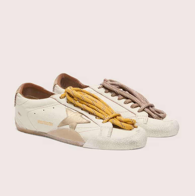 True in white nappa leather with a gold-colored star and beige suede heel