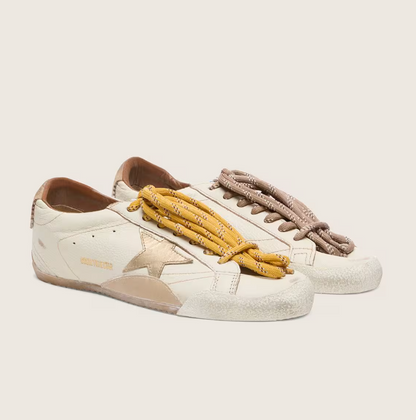 True in white nappa leather with a gold-colored star and beige suede heel