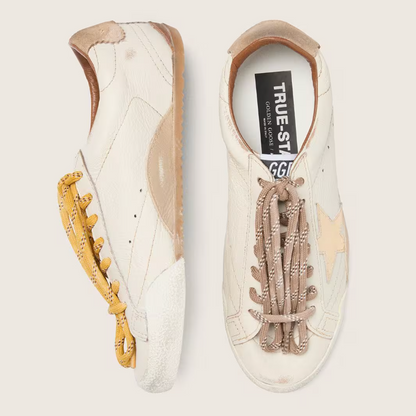 True in white nappa leather with a gold-colored star and beige suede heel