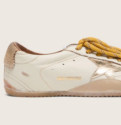 True in white nappa leather with a gold-colored star and beige suede heel