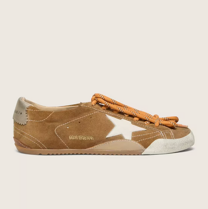 True aus Suede in Tabakbraun mit weißem Stern und Ferse in Platin