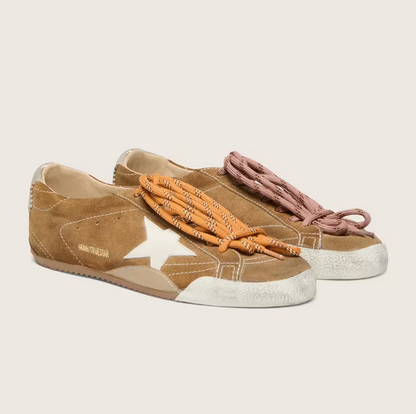 True aus Suede in Tabakbraun mit weißem Stern und Ferse in Platin