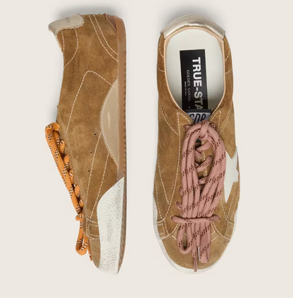 True aus Suede in Tabakbraun mit weißem Stern und Ferse in Platin