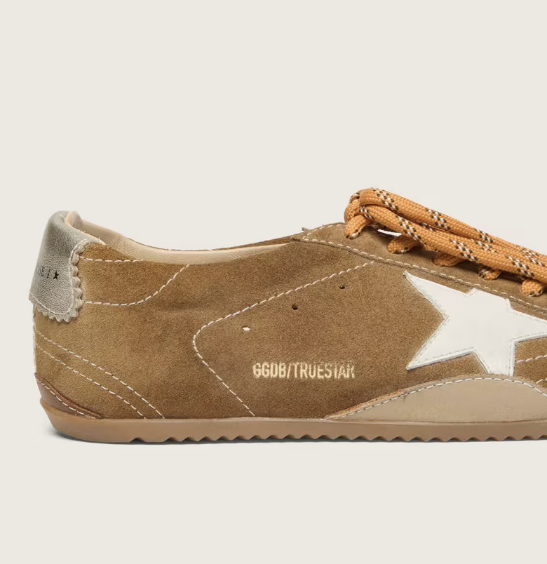 True aus Suede in Tabakbraun mit weißem Stern und Ferse in Platin
