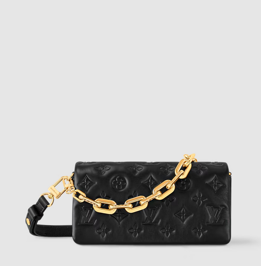 Coussin Pochette aus Lammleder mit Monogram-Muster Schwarz
