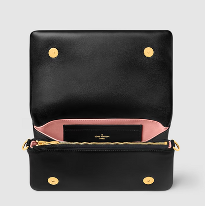 Coussin Pochette aus Lammleder mit Monogram-Muster Schwarz